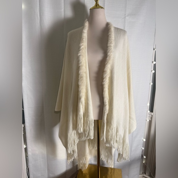 Cejon Ivory Knit Shawl Wrap Poncho Fringe Genuine Fur Trim O/S - Picture 1 of 6